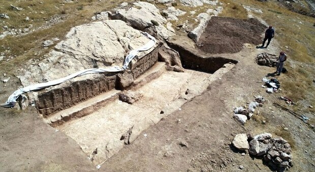 Dei e sovrani assiri nei bassorilievi rivelati dall’Università: è la scoperta archeologica 2019 più importante