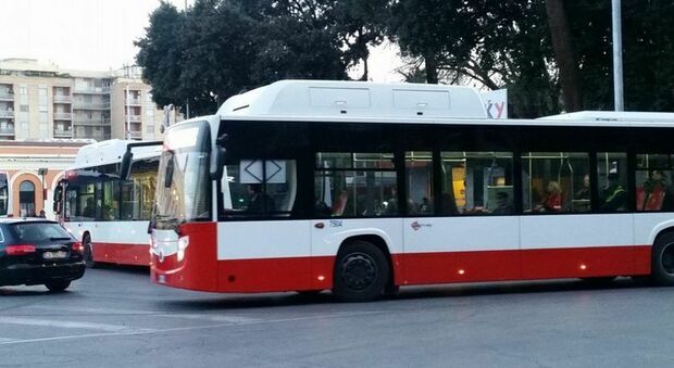 Bus, boom di abbonamenti (a 20 euro) a Bari: oltre 1.600 in quattro ore