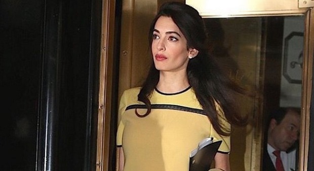 In abito giallo, l'avvocatessa libanese ha esposto il caso delle donne yazide