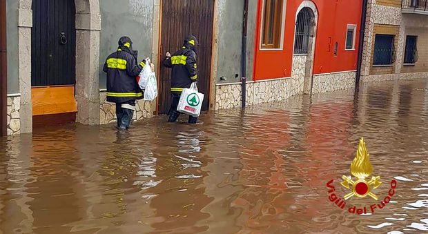 Maltempo in Irpinia, Celzi resta sott'acqua: fuga dalle case tra rabbia e paura