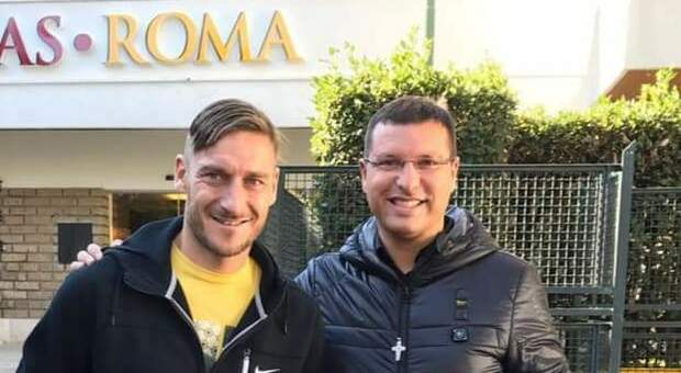 Scatto virale: Francesco Totti testimonial contro la camorra al fianco di don Luigi Merola