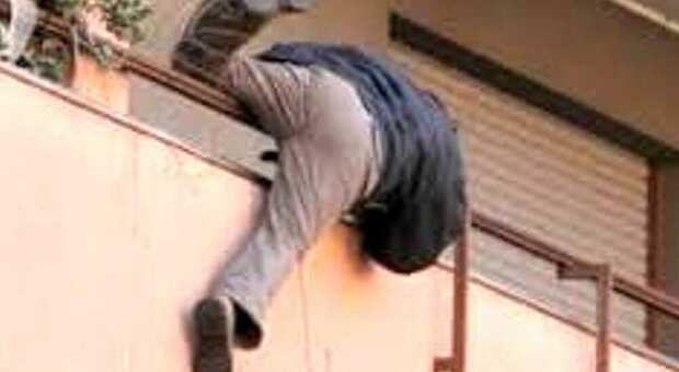 Divieto di avvicinarsi alla moglie ma si arrampica al balcone di casa: arrestato