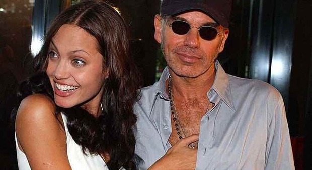 Angelina Jolie, la tenera rivelazione del figlio del suo ex Billy Bob Thornton: «Mi manda ancora i regali per Natale»