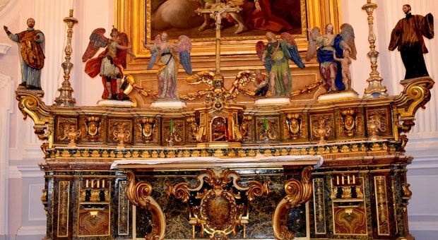 L'altare della cappella del Real Monte Manso