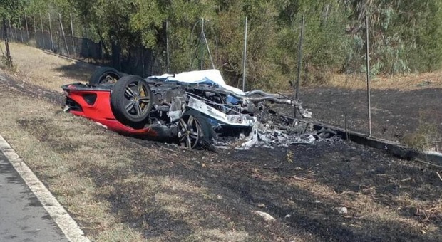 Ferrari si schianta in autostrada e prende fuoco: due morti sulla Ivrea-Santhia