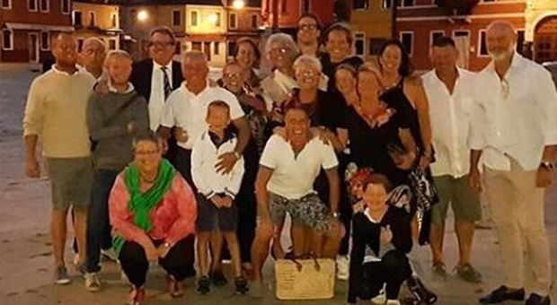 La famiglia riunita: zio Maurizio è il 4. da sin. con la cravatta