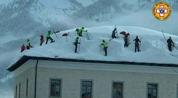 Volontari dei Soccorso alpino del Fvg spalano neve dai tetti
