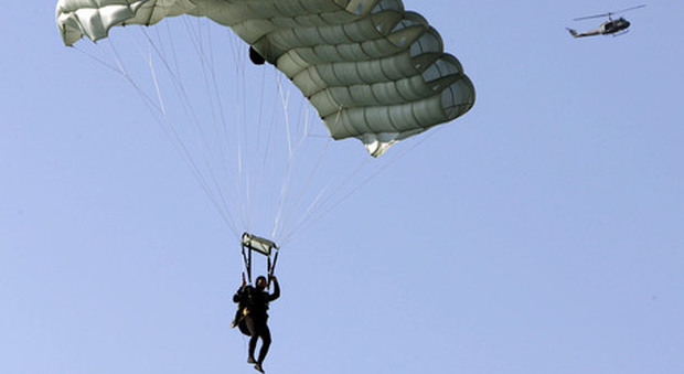 Vicenza, istruttore di paracadutismo 38enne si schianta a terra e muore: un altro uomo ferito