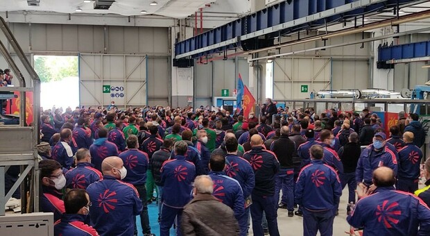 Leonardo, lavoratori in assemblea a Pomigliano: «È crisi: sciopero lunedì»