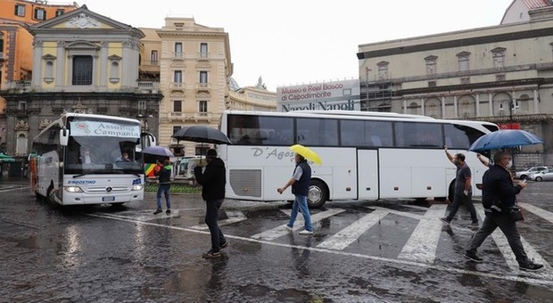 Fase 2 a Napoli, la carovana dei bus turistici: «Noi dimenticati da tutti»