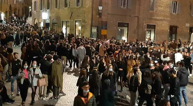 Una notte in centro a Urbino, foto d'archivio