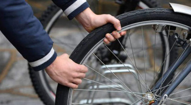 Quattordicenne picchia un ragazzo per rubargli la bici: arrestato