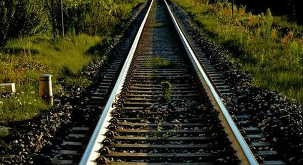 Trovato morto a 31 anni lungo i binari: potrebbe essere salito su un treno merci in corsa