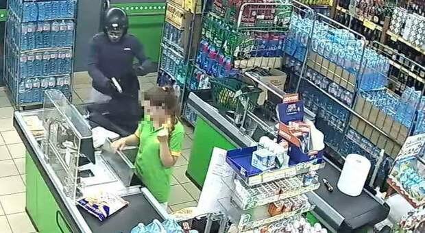 Cassiere terrorizzate con la pistola: arrestato il rapinatore dei supermercati