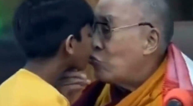 Dalai Lama, le scuse dopo il bacio al bimbo nel video choc: «Spesso prende in giro le persone in modo innocente e giocoso»