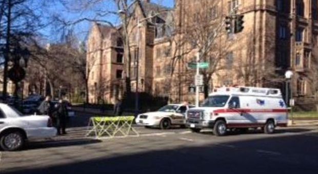 Yale, caccia a un uomo armato nel campus: posti di blocco e forze speciali