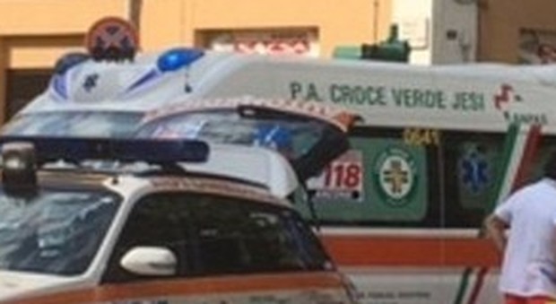 Maiolati Spontini, ciclista travolto da un furgone, muore all'ospedale