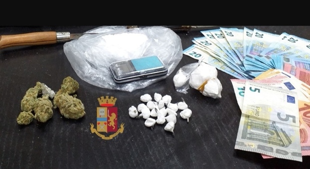 Market della droga in casa, arrestato 26enne napoletano
