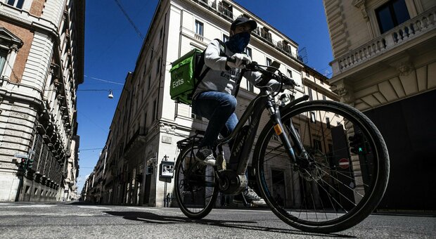 Caporalato rider, chiuse le indagini su Uber Italia: «Condizioni di lavoro degradanti»