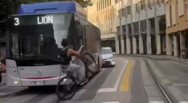 Un'acrobazia del ciclista nel traffico cittadino