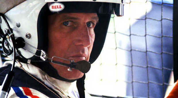 Paul Newman con il casco da corsa