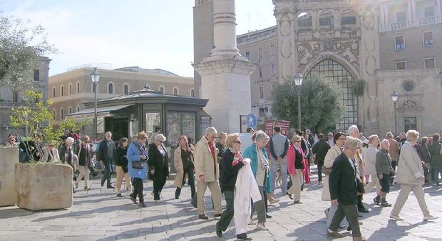 Turisti stranieri in piazza Sant'Oronzo
