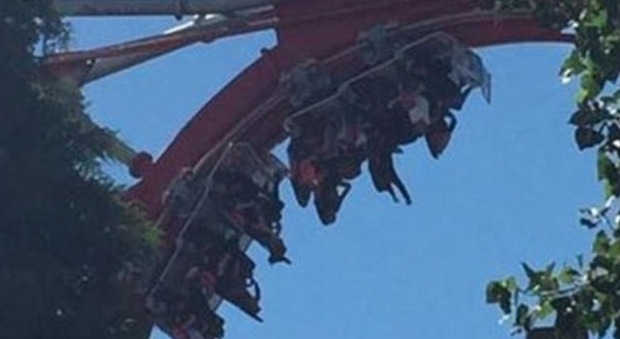 Paura al parco giochi: passeggeri bloccati a testa in giù a 25 metri d'altezza
