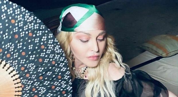 Anche la popstar Madonna indossa i foulard di Luigi Veccia per aiutare Save the Children
