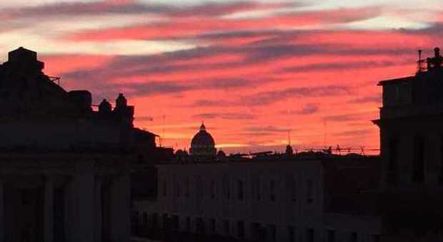 Tramonto magico a Roma, un cielo rosso colora la Capitale