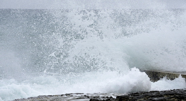 Forte vento sul Salento, la costa battuta dal mare in tempesta