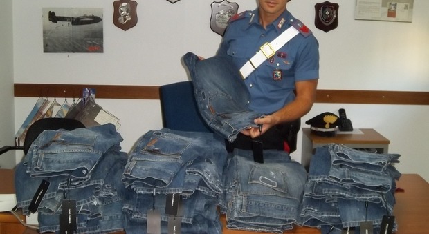 Jeans e maglie griffate, furto da 250mila euro: fermati 3 romeni