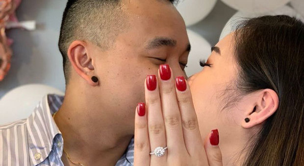 La foto con l'anello di fidanzamento diventa virale, ma dietro c'è un trucco inaspettato