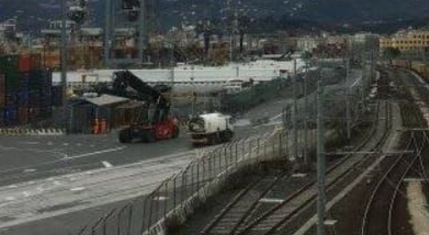 Il caldo deforma i binari: treno merci deraglia a La Spezia