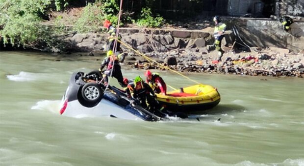 Auto sfonda il parapetto e finisce nel fiume, recuperato il cadavere del conducente