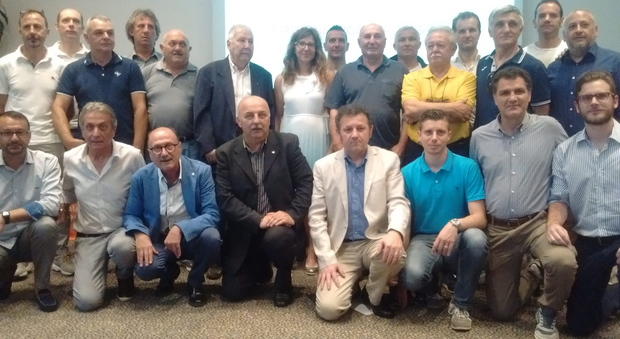 Il gruppo di polesani e i dirigenti della Figc alla festa del calcio veneto a Mestre