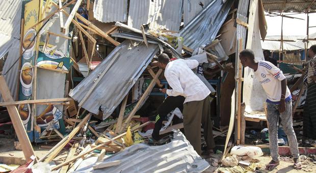 Mogadiscio, camion bomba sulla folla, strage al mercato: almeno 35 morti