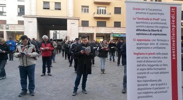 Tornano nelle piazze italiane le Sentinelle in Piedi contro il ddl sul fine vita