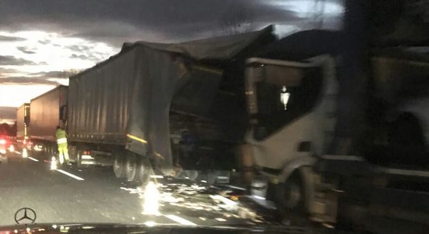 Schianto tra quattro mezzi pesanti: un morto e autostrada chiusa