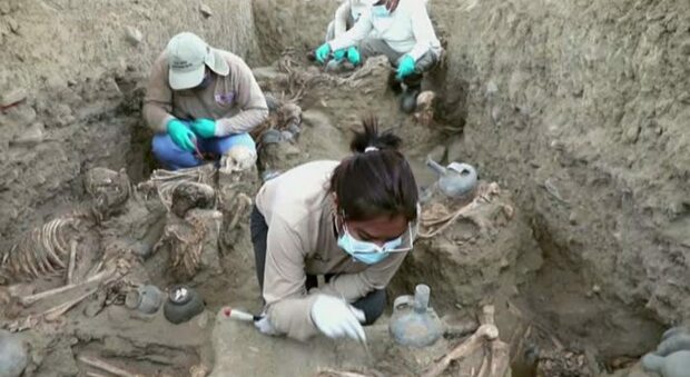 Trovata mummia di 800 anni fa legata con delle corde: la posizione è un mistero