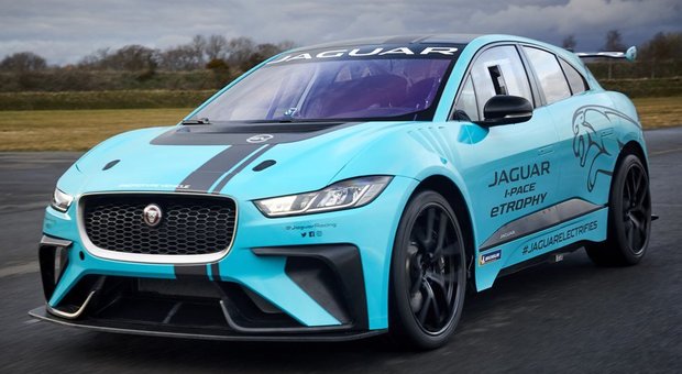 La Jaguar I-Pace eTrophy che sarà portata in pista da Alejandro Agag, ceo della Formula E, prima dell'E-Prix di Berlino