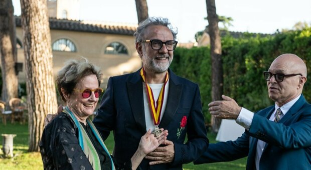 Roma, Massimo Bottura premiato dalla chef Alice Waters all'American Academy: carica di star per la serata