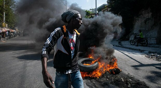 Haiti, sale la tensione: incendiato il carcere di Port-au-Prince. Giallo su un poliziotto in missione trovato morto