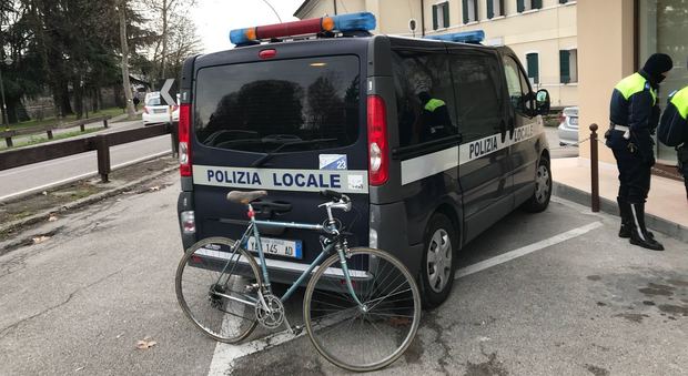 La bicicletta su cui viaggiava lo studente investito questa mattina in curva Bricito a Treviso