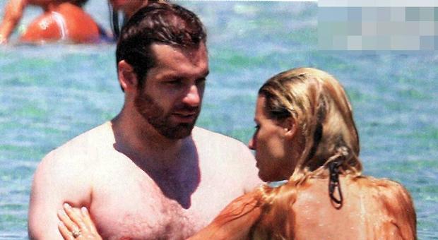 Michelle Hunziker e Tomaso Trussardi, la lite in vacanza al mare: musi lunghi e gesti stizziti