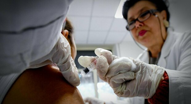 «Influenza, il vaccino non basterà», allarme delle farmacie: solo 12 dosi per ogni esercizio