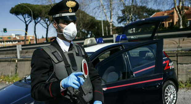 Covid a Napoli, non indossa la mascherina e aggredisce i carabinieri: denunciato nigeriano