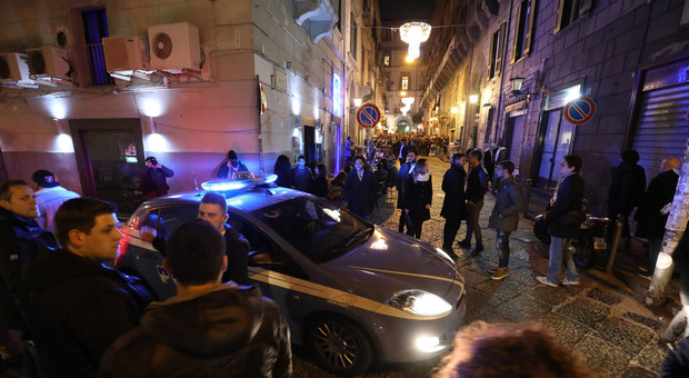 Violenza a Napoli, aggredisce i poliziotti a piazza Bellini con una mazza di metallo: arrestato 24enne