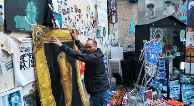 Maradona, ritrovato il quadro con la riproduzione del piede sinistro di Maradona ai Quartieri spagnoli