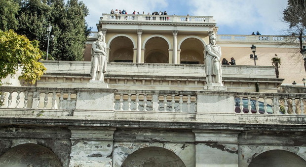 Roma choc, litiga con la ragazza e si lancia dalla terrazza del Pincio: morto a 21 anni