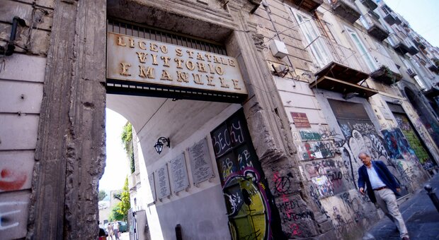 Covid a Napoli, sei positivi al Liceo Vittorio Emanuele: «Chiuso per la sanificazione»